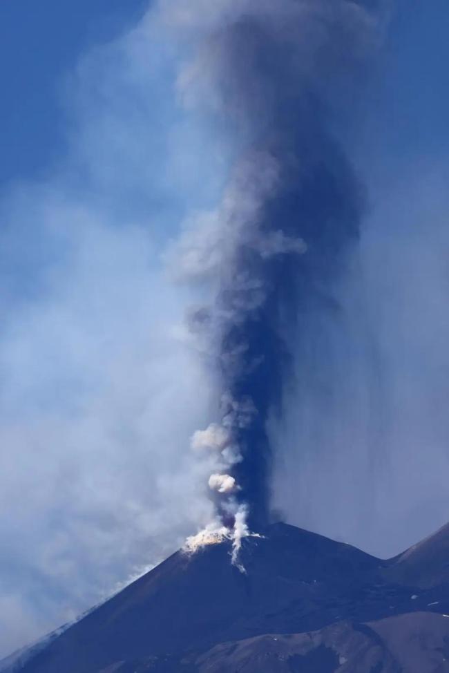 歐洲最高活火山噴發(fā),！畫(huà)面驚心動(dòng)魄 50公里外可聞爆炸聲