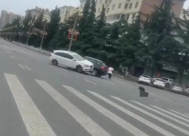 社區(qū)女書記開(kāi)車追攆女子 警方通報(bào) 涉糾紛撞傷路人