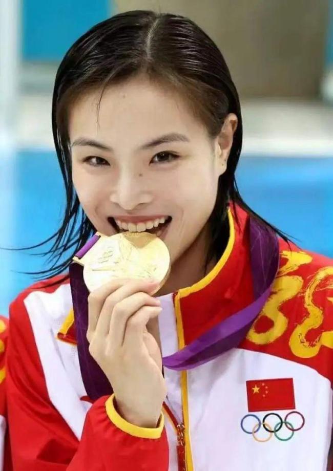 吴敏霞正学习如何与年轻队员交流