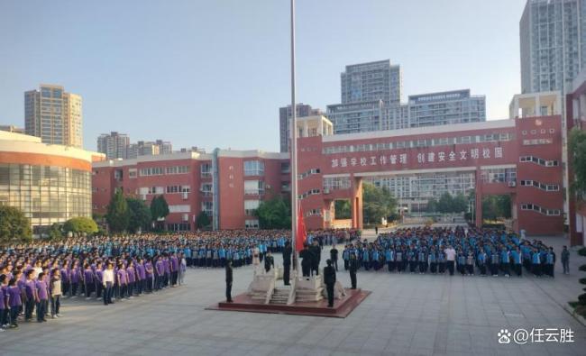 高三的畢業(yè)典禮又燃又暖 青春盛典背后的真心與自省
