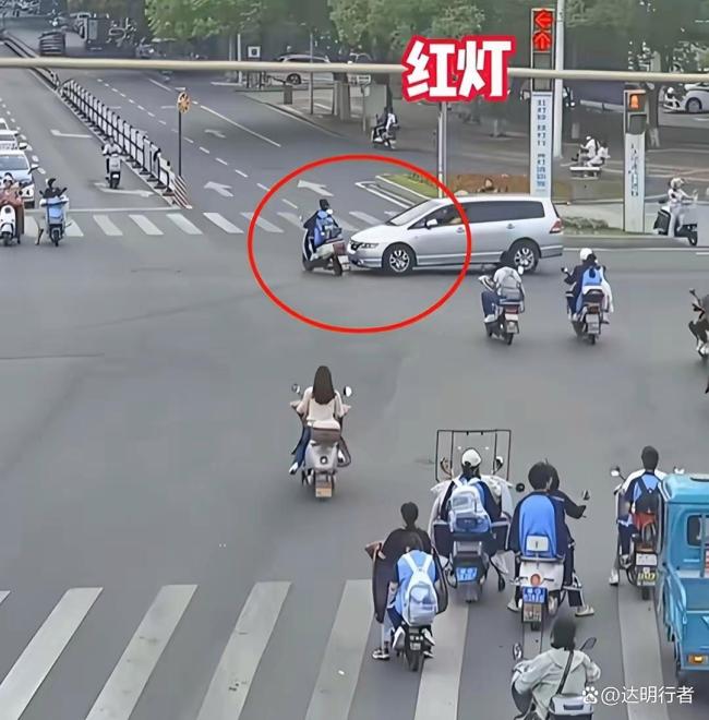 女生騎電動車闖燈被撞 倒地抽搐 交警硬核判罰引熱議