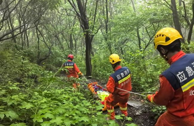 夫妻雙雙摔倒笑淚網(wǎng)友 雨中救援暖人心