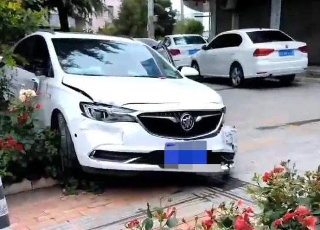 社區(qū)女書記當街開車追攆女子 糾紛引發(fā)交通事故