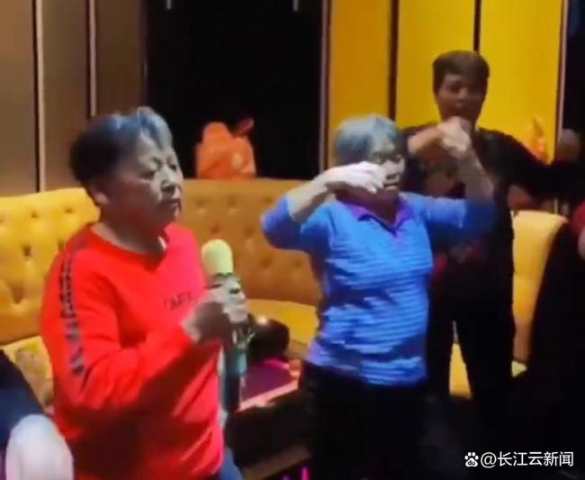 年轻人抛弃的KTV被老年人救活了 银发族“反客为主”