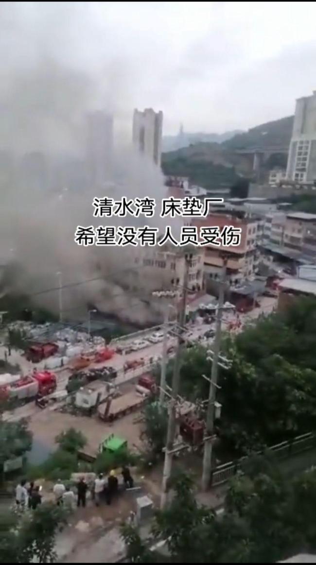 重慶一床墊廠突發(fā)大火