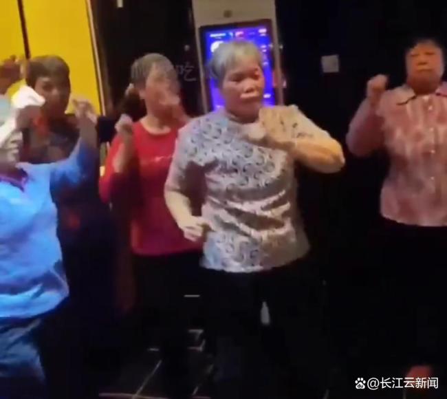 年轻人抛弃的KTV被老年人救活了 银发族“反客为主”
