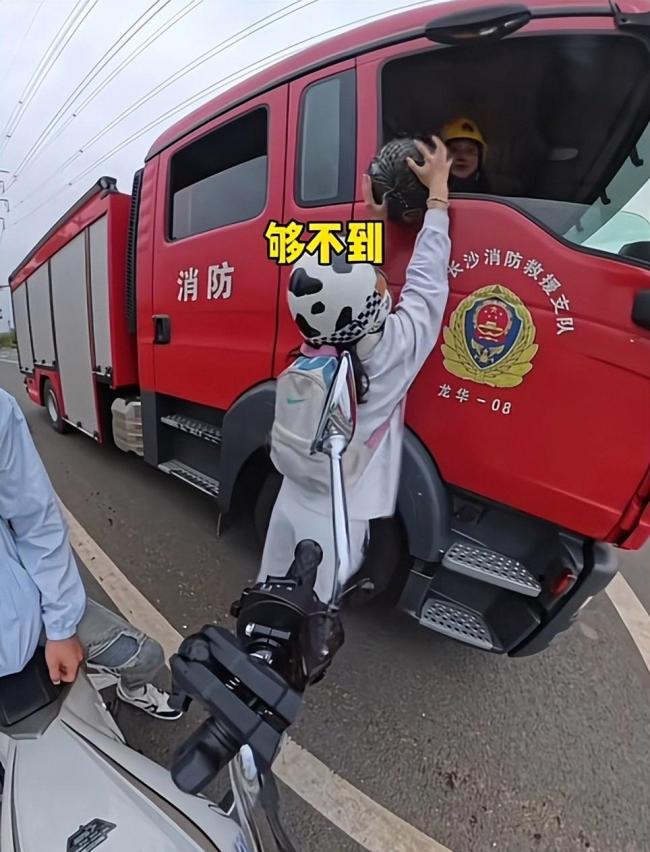 女生保齡球式精準投喂消防員西瓜 機車女孩的趣味互動