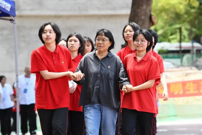 连续15年高考送考 张桂梅再次吹响高考冲锋号