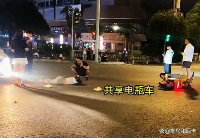 江西年輕情侶騎電動車闖紅燈被撞 男友冷漠引熱議