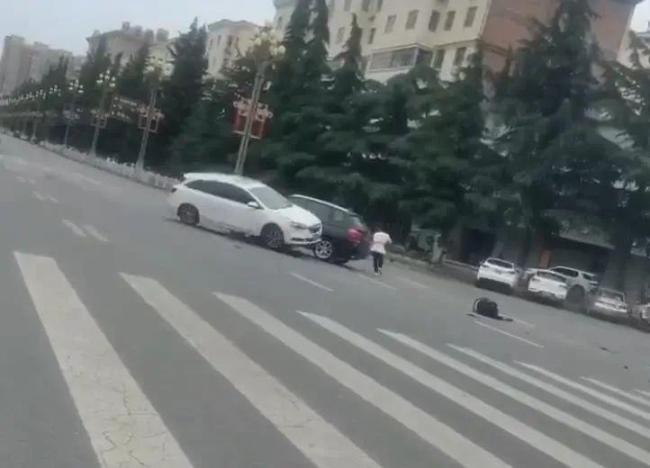 社區(qū)女書記開車追攆女子被拘 糾紛引發(fā)關(guān)注