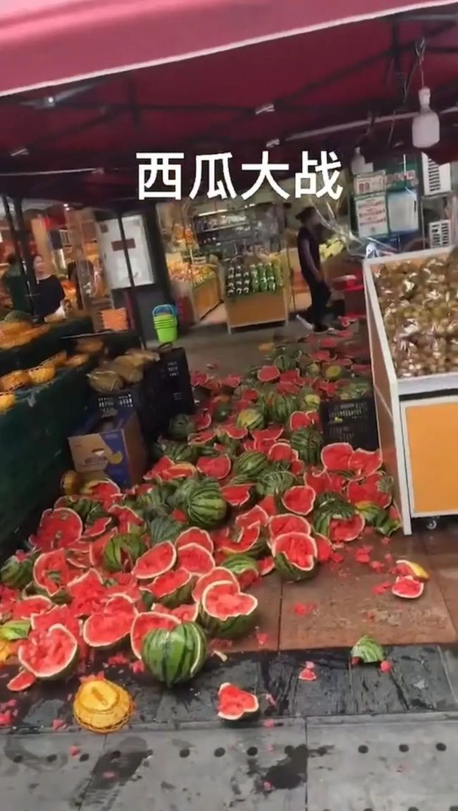 知名水果連鎖店上演“砸西瓜大戰(zhàn)” 生意爭(zhēng)執(zhí)引發(fā)浪費(fèi)