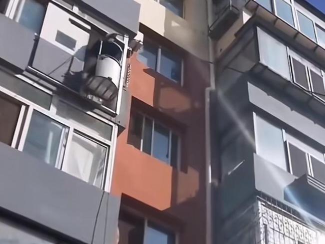 老人自制電梯上五樓 安全拆除引發(fā)關(guān)注