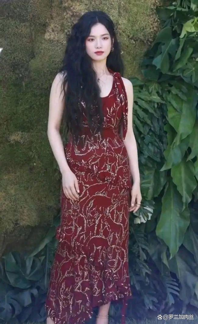 宋茜VOGUE紅毯一襲綠金抹胸裙 女星風采各異