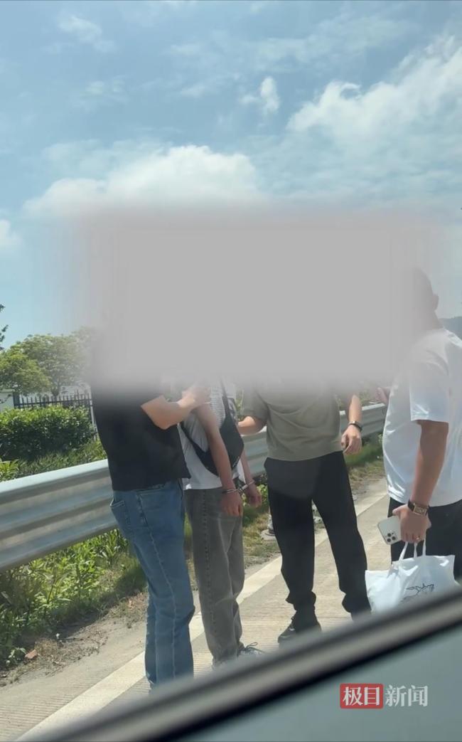 司机接通知车上乘客是逃犯配合抓捕