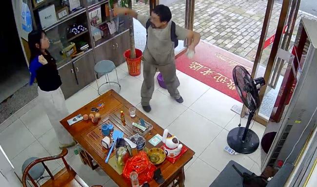 男子進(jìn)店“乞討”未果騷擾店員 惡劣行為引店主不滿