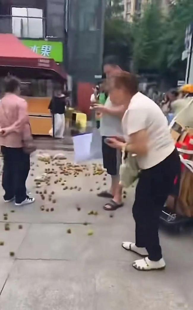 重庆两水果店上演砸西瓜大战 争执升级引发热议
