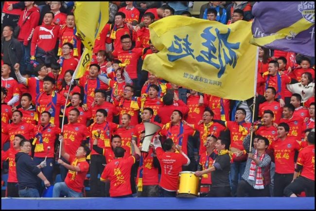 “散装”江苏何以成就超燃“苏超” 城市荣耀与全民狂欢