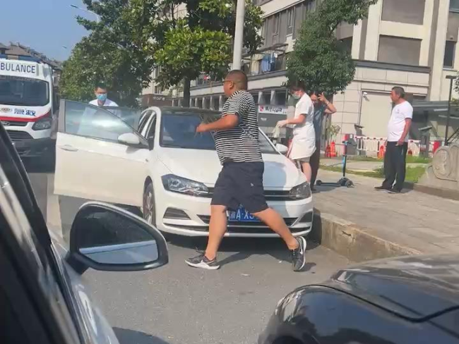 駕駛員昏迷小伙砸窗救人后默默離開 挺身而出暖人心