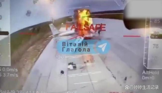 俄一机场发生爆炸瞬间被拍下 图-95成灰烬