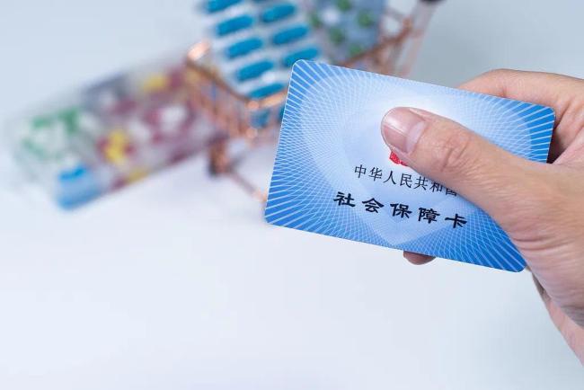 家里老人出行不方便，怎么用社保卡替他们开药？