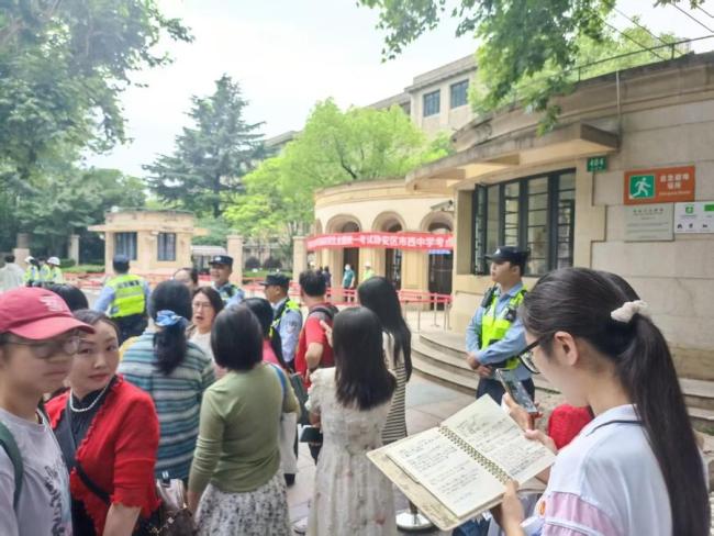 考生家长：他们的未来比分数更广阔 多元成才路越走越宽广