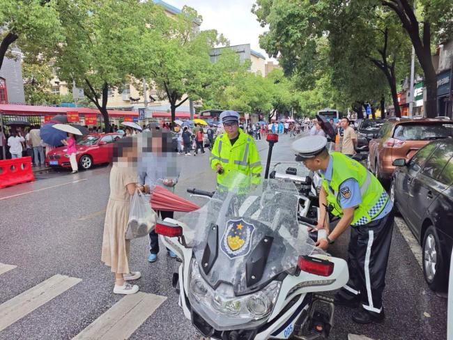 学生走错考场 交警紧急护送及时送达 警笛声中的温暖护航