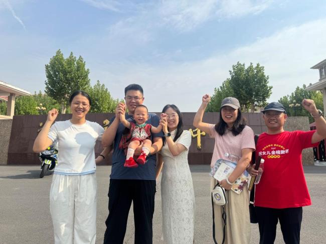 1歲小朋友恰逢生日穿旗袍為姑姑送考 家人齊助陣寄寓美好祝愿
