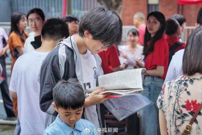 全国统一动作 进考场前争分夺秒多看一个知识点