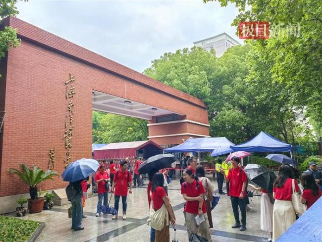 上海家长齐穿“幸运红”为考生助威 金榜题名寄厚望