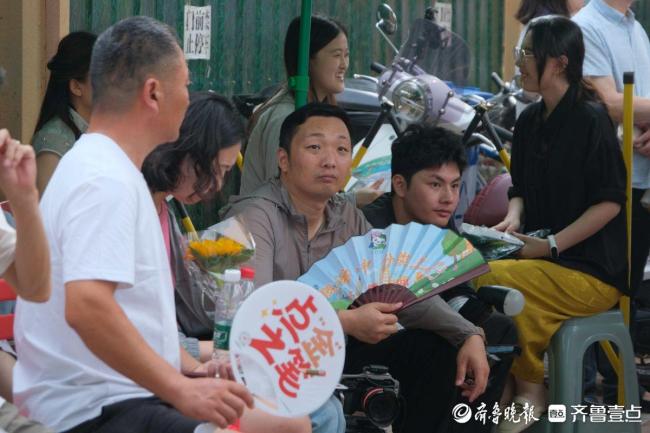高考考场外家长好心态被点赞 暖心“陪烤”静候佳讯