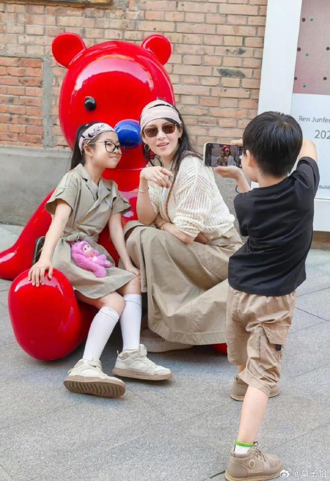 汪峰带一双儿女逛街 温馨画面曝光