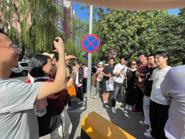 桂林高考首日老师家人温情送考 加油声中步入考场