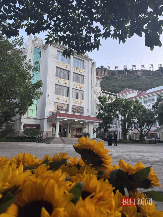 华坪女高为考生准备向日葵 寓意“一举夺魁”