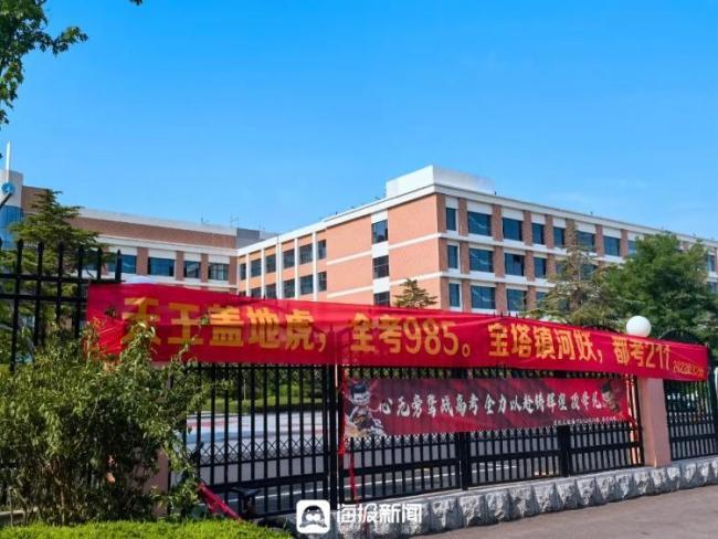高考首日人形机器人也来送考了 为考生加油鼓劲