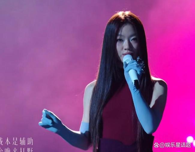 單依純《李白》休息室練唱版曝光 瘋批美學(xué)引熱議
