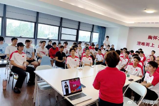 邓亚萍为中国短道速滑队做动员 助力米兰冬奥梦