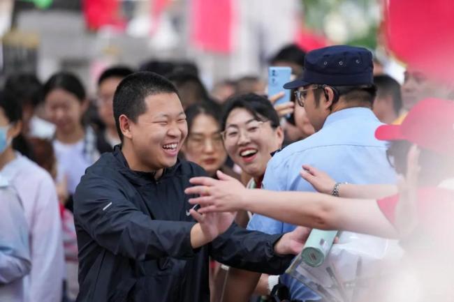 高考送考名场面来了 1335万学子共赴考场