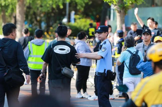 北京警方日均投入6900余警力护航 确保高考安全有序