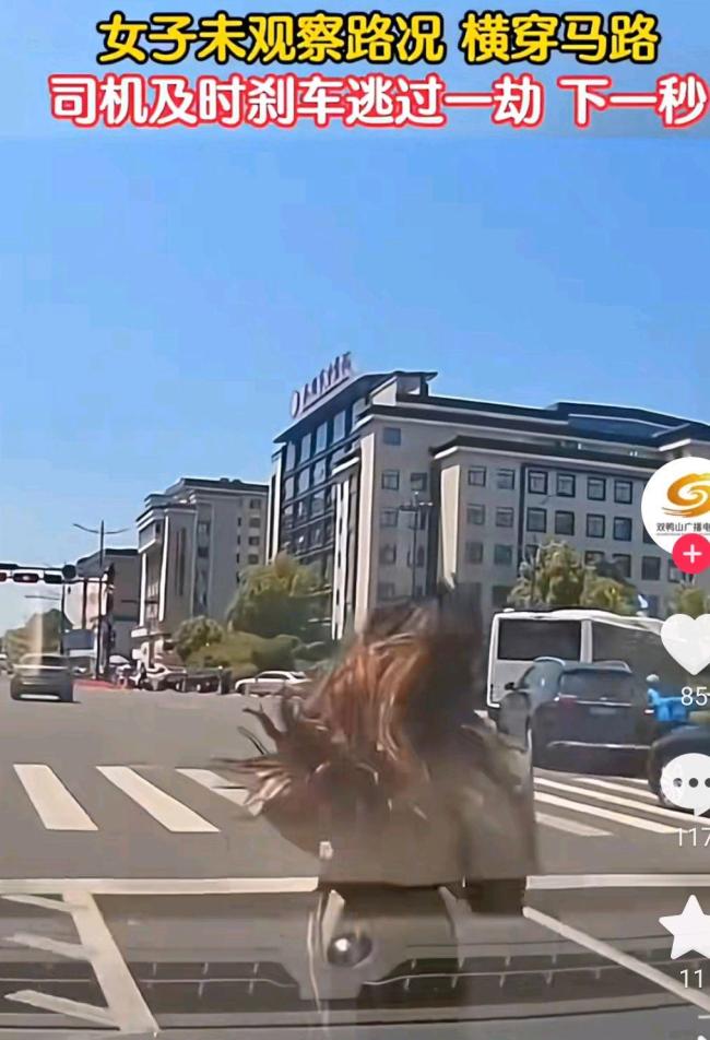 女子未观察路况横穿马路被车撞飞 鬼探头引发悲剧