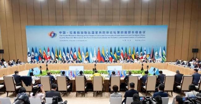 一架总统专机落地北京，特朗普终于坐不住了，白宫突然对华释放信号 美国急切寻求对话