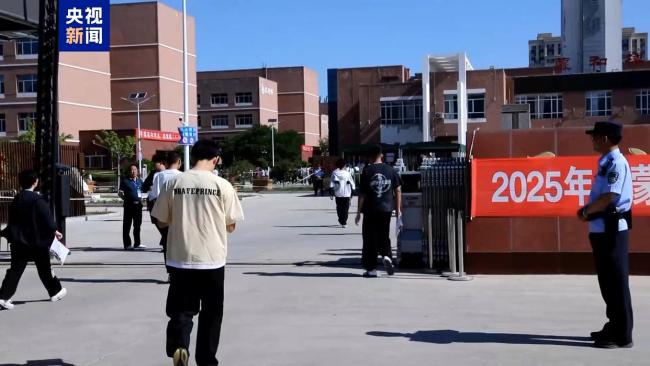 高三考生排队摸985车牌，警察蜀黍让考生狂蹭211胸牌