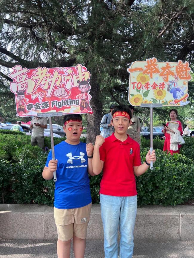 老师为学生统一收发准考证和身份证 助力考生顺利赴考