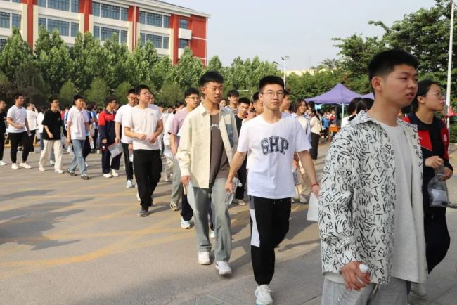 往年高考生出考場名場面 青春亮劍追夢時