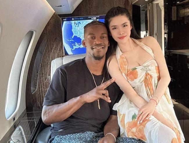 巴特勒亲密合影曝光！与美女牌手乘私人飞机出游 未来两年薪水1.1亿 扑克女王社交策略高明