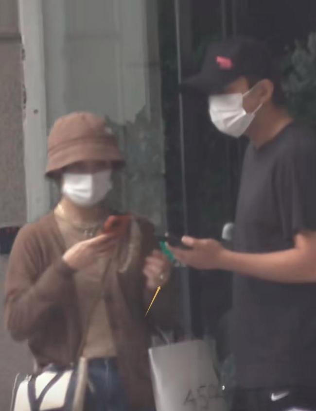 孙俪邓超一家上海被偶遇 移民传闻下的平静生活