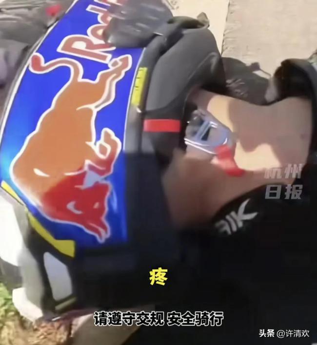 北京一男子騎摩托跑山超車失控撞護(hù)欄，路人合力救援