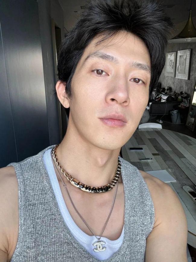 井柏然曬素顏照自稱“中年男子” 宅家發(fā)懶也帥氣