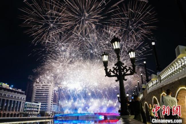 馬科斯放煙花慶祝中菲建交玩的哪一出 瓊斯橋燈光煙火秀