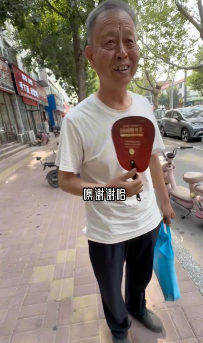 双胞胎男生走出考场朝老人磕头 感恩养育之恩
