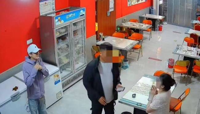 林更新青岛打卡当地烧烤店 亲和力十足获赞